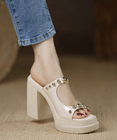 Stilvolle Sandalen mit Nietenspleiß und klobigem Absatz aus schwarzem Rindsleder